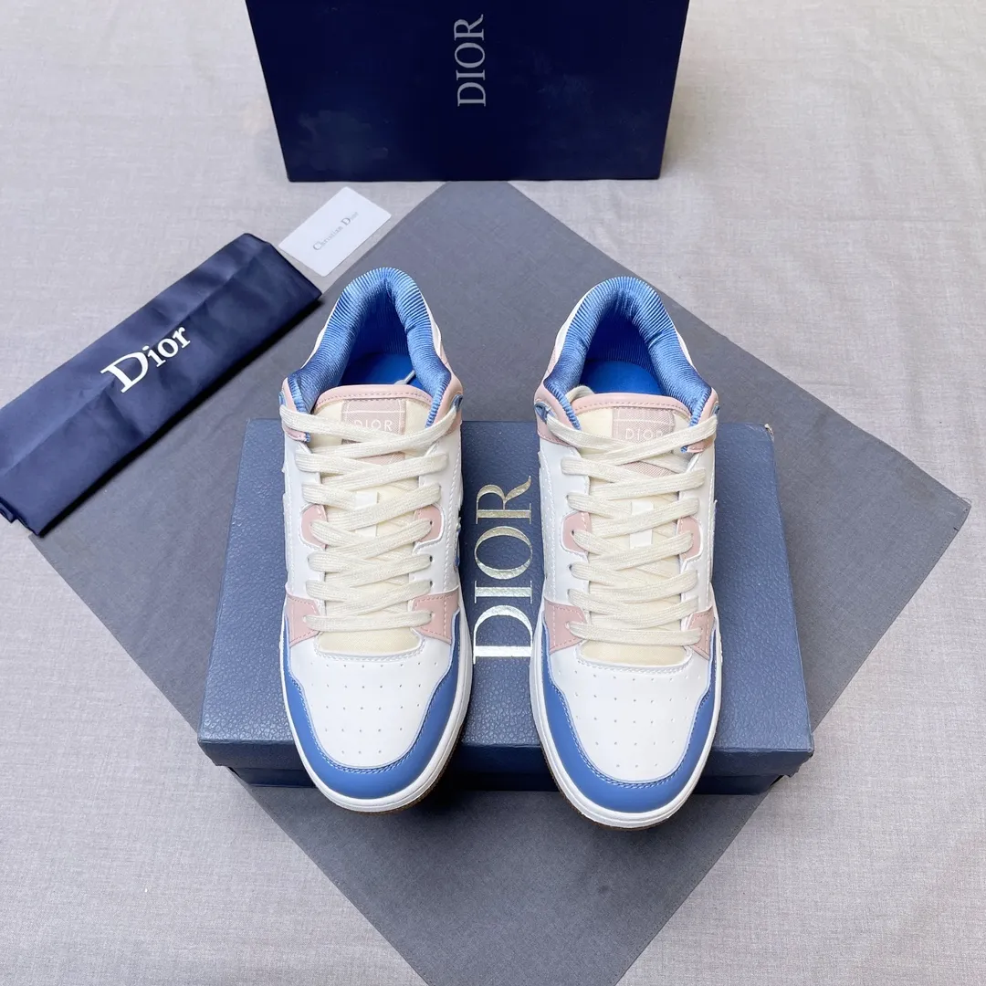 P420 Dior B57 low-top sneakers 2024 spring men's series new product launch [Celebrate][Celebrate][Celebrate], reinterpret the basketball shoe design and become Dior's classic item [strong][strong][strong], carefully crafted in black and cream white smooth cowhide, with beige suede, and the leather CD logo is displayed on the side Zhi, the tongue, sole and back side are decorated with various distinctive details to enhance the style[666][666], while the eyelet details, topstitching and rubber panels highlight the dynamic charm of its athletic style[strong][strong][strong]. It has a two-color rubber sole, which can be matched with various clothing to create a refined look. Size: 38 to 45 No. 067